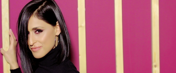 Χριστίνα Σάλτη| Επιστρέφει με... "Θεωρίες" και ένα καινούριο video clip!