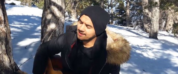 "Ήρθες και με σήκωσες" | Ο Νάσος τραγουδά στα χιόνια για τους ερωτευμένους!