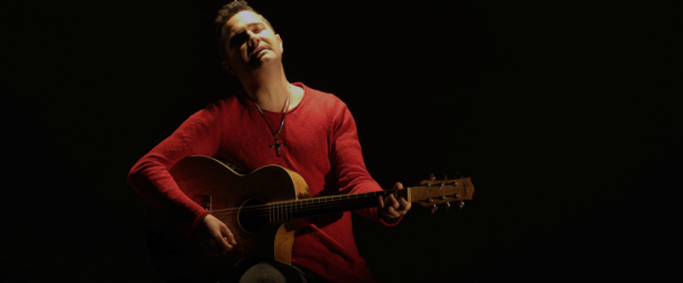 Ο Διονύσης έγινε Devis και επιστρέφει στην Ελλάδα με το ντουέτο που αγγίζει τα 2 εκατομμύρια!