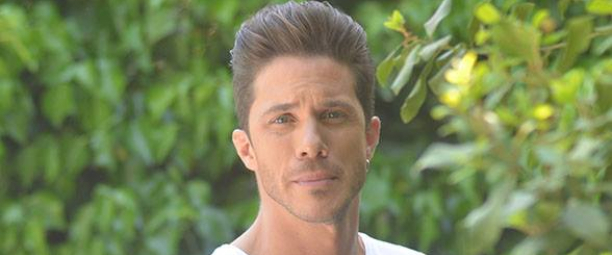 «Για Παράδειγμα» | Πάρτε μια γεύση από το νέο video clip του Νίκου Οικονομόπουλου!