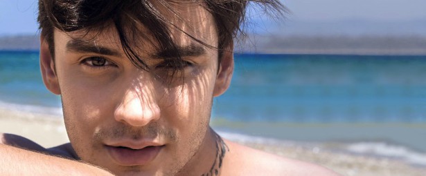 "Σ' ακολουθώ"| Ο Άρις Πετράκης στο νέο του τραγούδι!