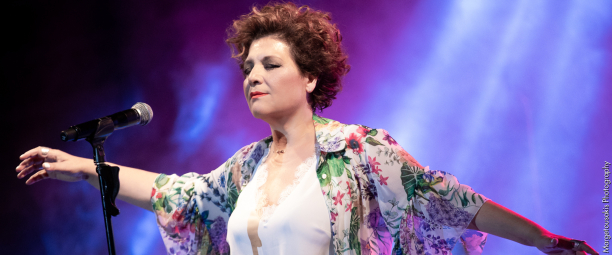 Γιώτα Νέγκα: Συνεχίζει ακάθεκτη να μας χαρίζει «Οξυγόνο»!