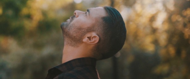 Ο Ηλίας Βρεττός πιστεύει ότι... "Η Αγάπη Μπορεί" και το εκφράζει μέσα από το νέο τραγούδι του!