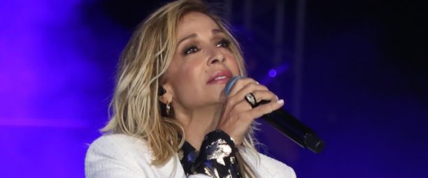 Η Άννα Βίσση έχει χιούμορ: Δείτε την να τρώει το… CD της!