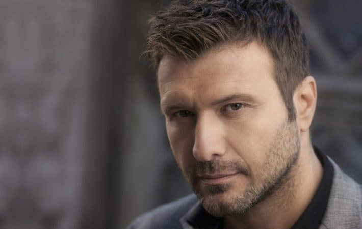 «Μη Μιλάς»… ο Πέτρος Ιακωβίδης γράφει… ο Γιάννης Πλούταρχος ερμηνεύει!