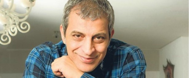 "Στο μυαλό"| Ο Θέμης Αδαμαντίδης επιστρέφει με νέο τραγούδι!