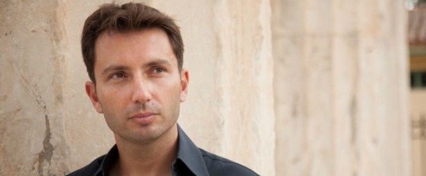 «Ό,τι Θυμίζει Εσένανε»| Ο Δημήτρης Κανέλλος επιστρέφει δισκογραφικά με ένα ερωτικό single!