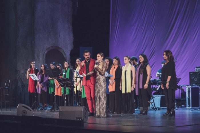 «Γιατί Το Τραγούδι»: Η φιλανθρωπική πρωτοβουλία της Αποστολίας Ζώη που ένωσε 24 κορυφαίες καλλιτέχνιδες!