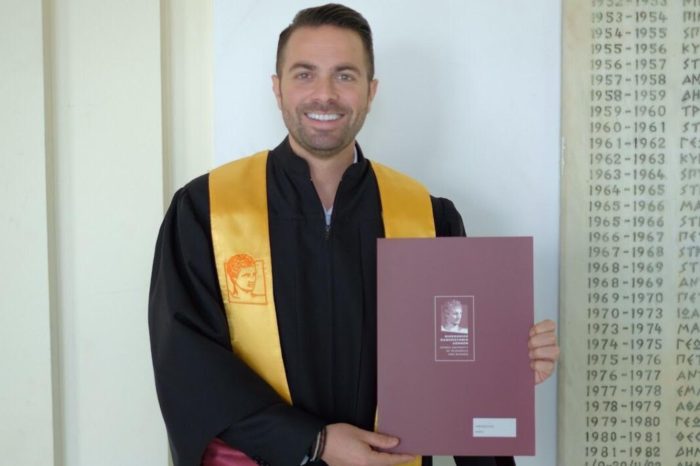 Ο Ηλίας Βρεττός πήρε το πτυχίο του και ορκίστηκε με την τήβεννο του (pics)