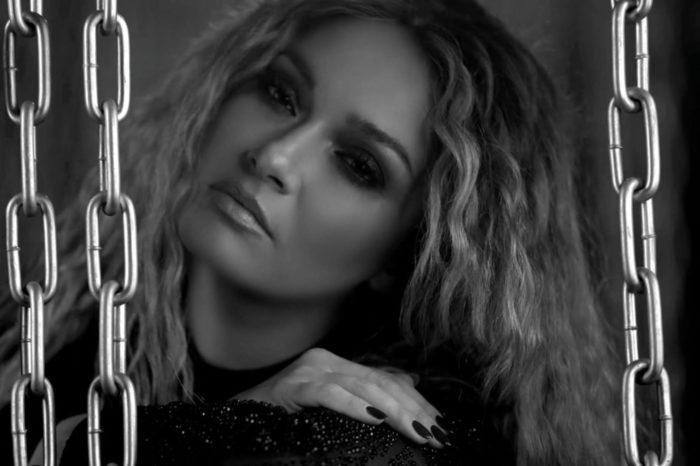 «Μου 'Xεις Καταστρέψει Τη Ζωή»... μας τραγουδά η Αποστολία Ζώη δια χειρός Φοίβου!