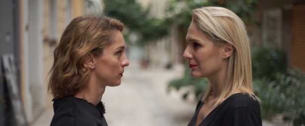 «Γιατί» αναρωτιέται η Βίκυ Καρατζόγλου στο νέο της video clip