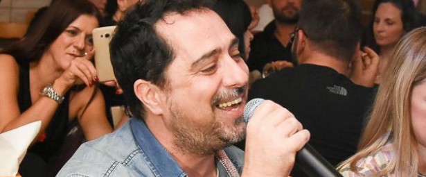 Μάκης Δημάκης: Στηρίζει τους νέους καλλιτέχνες και το «έκαψε» στο live που έχει γίνει θεσμός στο Μικρολίμανο!
