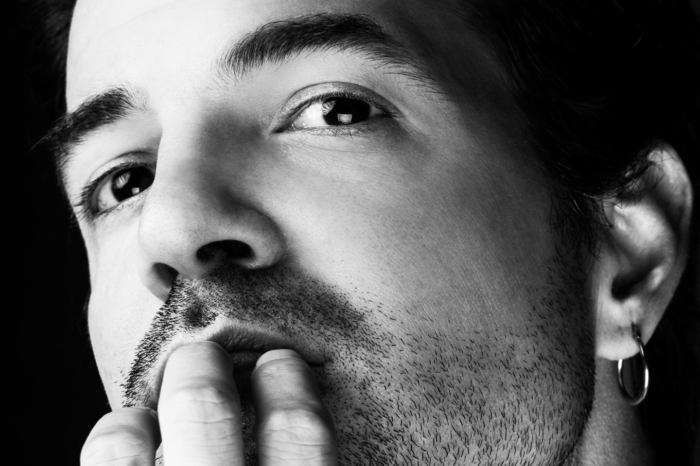 Ο ΝΙΝΟ επιστρέφει με μια ολοκαίνουρια μπαλάντα με τον τίτλο «Το Μαύρο Βλέμμα»!