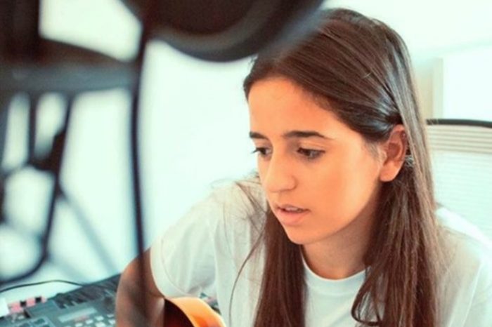 "Sit Back, Relax"| Η Σοφία Γρυπάρη επιστρέφει με το νέο της τραγούδι σε ηλεκτρονικούς ήχους!