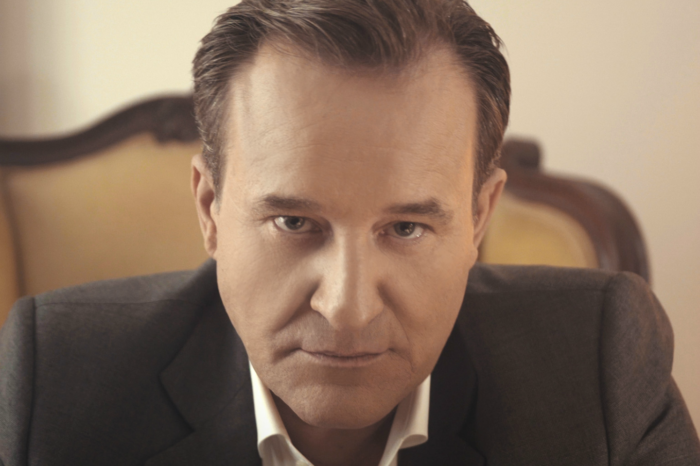 «Κομμάτια γυαλιά»| Ακούστε το καινούριο τραγούδι του Χρήστου Πάζη!