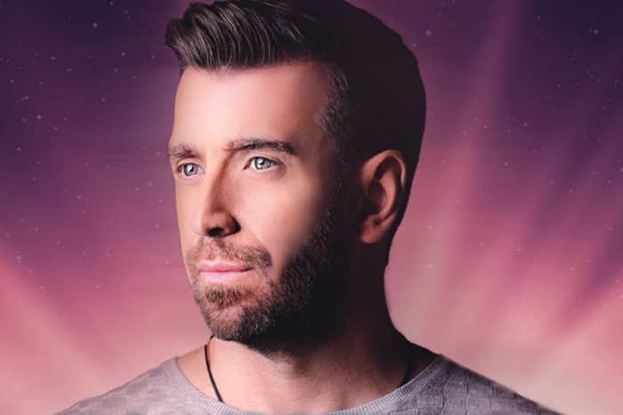 Θάνος Πετρέλης: Το δυναμικό comeback, οι sold out εμφανίσεις στη Γλυφάδα και η παραμυθένια φωτογράφιση με τις κόρες του (εικόνες)