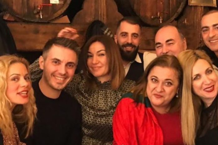 Χατζηγιάννης - Μακρυπούλια: Ρομαντική βραδινή έξοδος στην Πλάκα