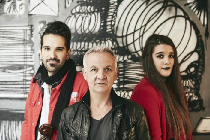 «Βόλτα στα Εξάρχεια» για τον Χρήστο Θηβαίο & τους String Demons από τη μουσική σκηνή «Σφίγγα»!