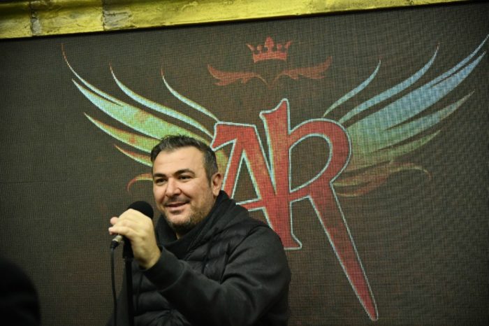 «Η Ζωή Αλλιώς»| Η δυναμική μπαλάντα του Αντώνη Ρέμου που λάτρεψε το κοινό!