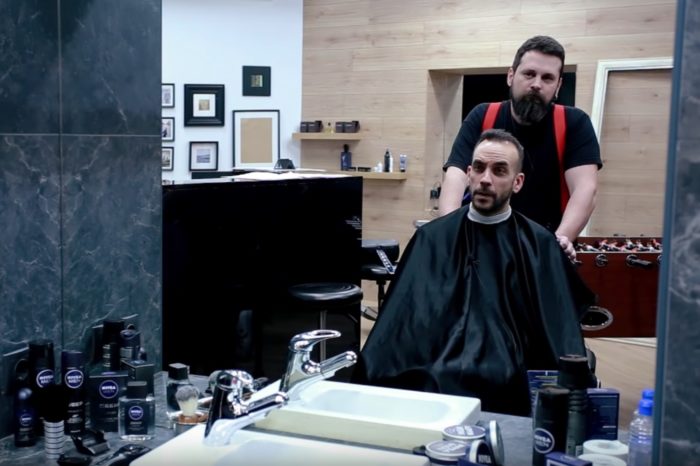 Ο Σπύρος Γραμμένος κουρεύει τον Πάνο Μουζουράκη! (video)