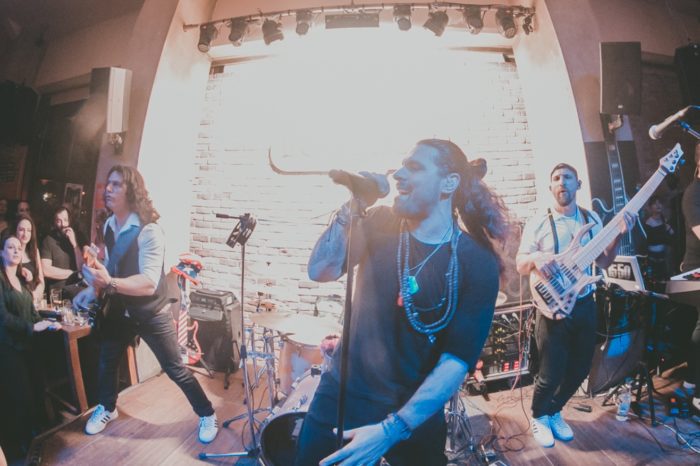 15 50: Η παράταση εμφανίσεων στη Γλυφάδα, η περιοδεία και η διασκευή