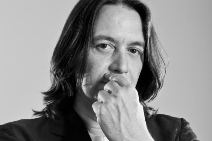 Ο Γιάννης Κότσιρας κυκλοφορεί το νέο του τραγούδι «Έχει ο Θεός»!