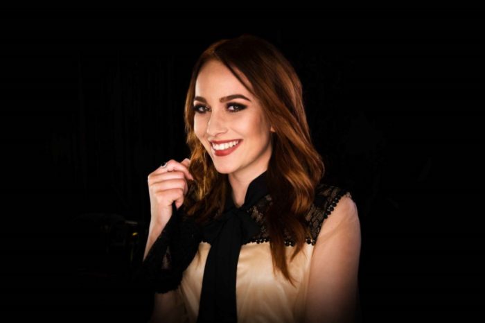 Η Αθηνά Λιανού συστήνεται στο κοινό με την πρώτη της δισκογραφική δουλειά, με τίτλο «Έλα»!