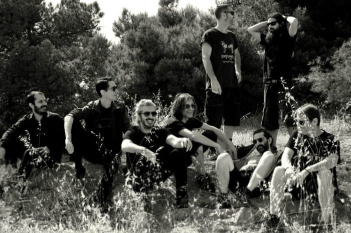 Ο Γιάννης Χαρούλης μας παρουσιάζει το νέο τραγούδι του "Βάστα"!