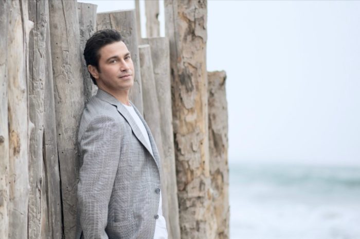 Ο Μάριος Φραγκούλης φέρνει τη Γαλάζια Λίμνη Live στο Βεάκειο Θέατρο Πειραιά στις 10/7!