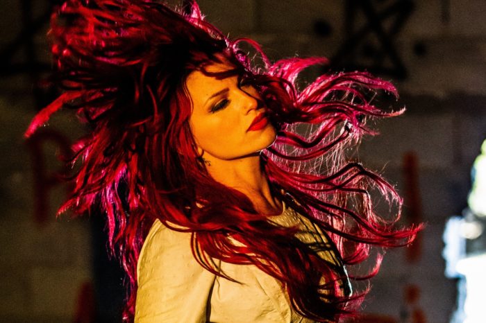 Η Άλεξ Μαντή κάνει το δισκογραφικό της ντεμπούτο με γνωστό σκηνοθέτη στο βίντεο κλιπ της