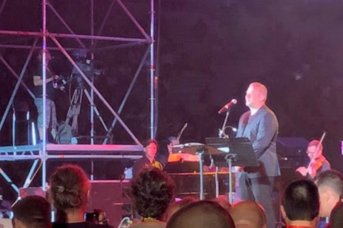 Αντώνης Ρέμος: "Μάγεψε" στη συναυλία προς τιμή του Μίκη Θεοδωράκη στο Καλλιμάρμαρο (vids)