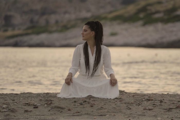 "Όσο κρατάει ένα φιλί"| Η Αγάπη Διαγγελάκη κυκλοφορεί το νέο της τραγούδι δια χειρός Νίκου Πορτοκάλογλου!