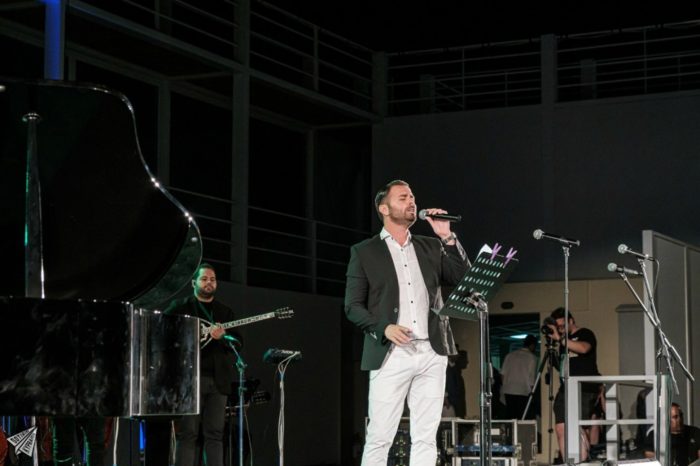 Ηλίας Βρεττός: «Μάγεψε» με τις ερμηνείες του στη συναυλία για τον Μίμη Πλέσσα!