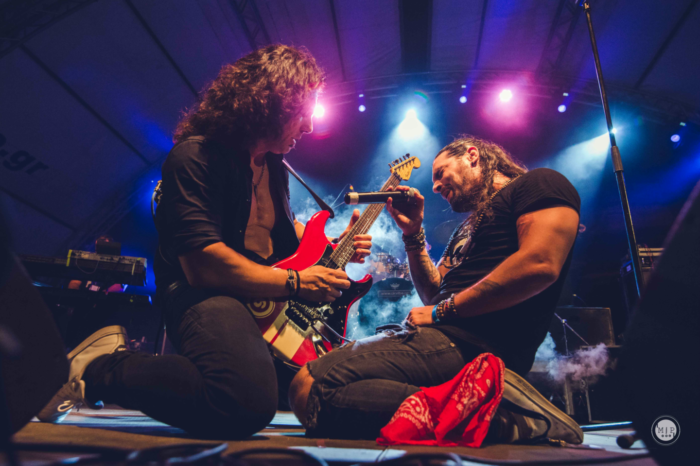 Κάποιος να ξεματιάσει τους 15 50 | Τα ατυχήματα on stage και το «κακό μάτι»