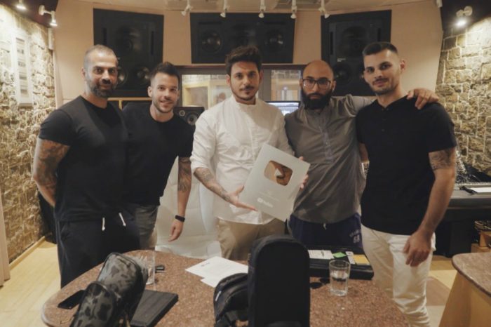 STAN Αντιπαριώτης: Η τιμητική πλακέτα που έλαβε από το YouTube