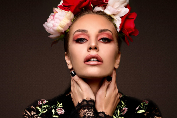 Ανδρομάχη | «Μένει σπίτι» και διασκευάζει τραγούδια που αγαπάμε!