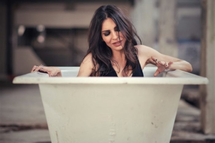 "Άκου"| Η δισκογραφική επιστροφή της Άσπας Τσίνα με ένα τραγούδι που υπογράφει ο Φοίβος!