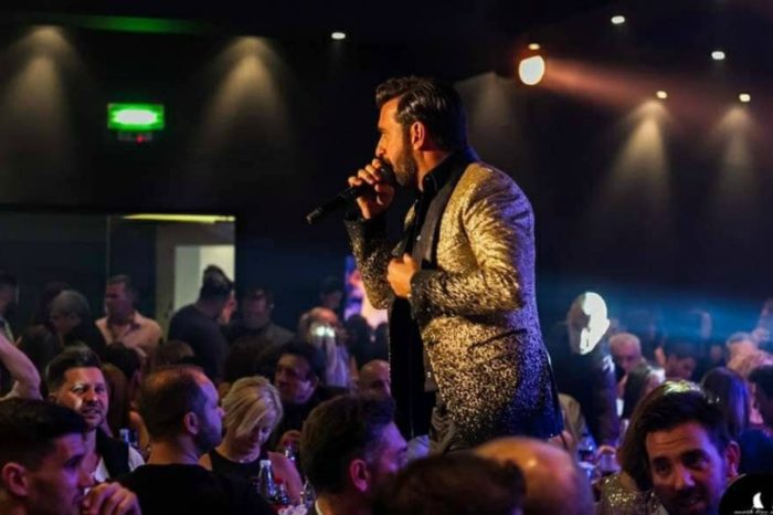 Η συγκινητική έκπληξη γενεθλίων on stage στον Θάνο Πετρέλη από τους Πανταζή-Καλίδη-Tus