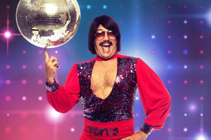 Ο TONIS SFINOS ξεκίνησε με ένα άκρως ανατρεπτικό σόου στη MAKE UP Live Disco!