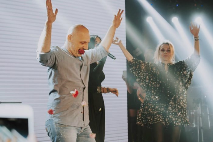 Το ξέφρενο γλέντι του Νίκου Μουτσινά στη Λένα Ζευγαρά- «Αμάρτησαν» μαζί on stage!