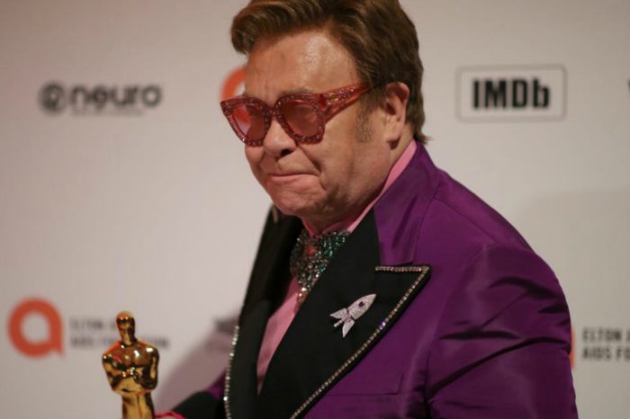 Elton John | Έχασε τη φωνή του κατά τη διάρκεια της συναυλίας του!