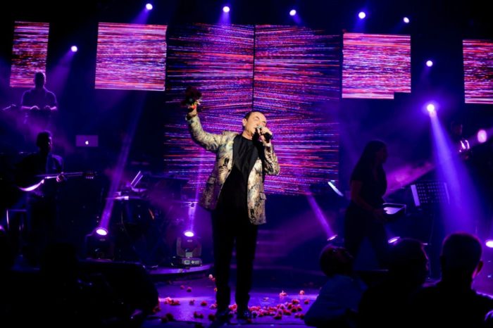 Λευτέρης Πανταζής: Παράταση εμφανίσεων με τον Αντύπα με «βροχή» από λουλούδια και δολάρια