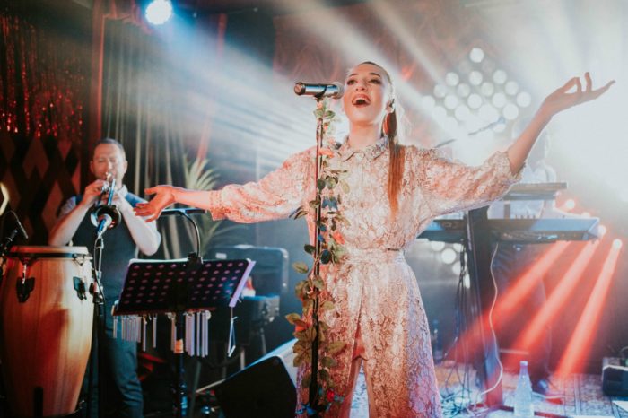 Οι Les Au Revoir παρουσίασαν για πρώτη φορά ζωντανά «Τους Πέντε Ανέμους»