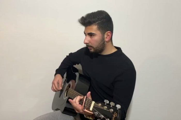 Ο Κωνσταντίνος Παντελίδης ακολουθεί τα χνάρια του αδερφού του, Παντελή και ερμηνεύει ένα δικό του τραγούδι!