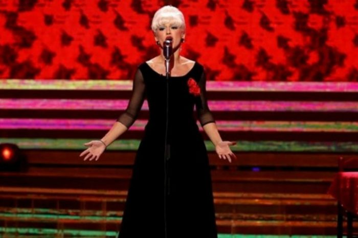 Your Face Sounds Familiar| Η απίθανη εμφάνιση της Τάνιας Μπρεάζου ως Τζένη Βάνου!