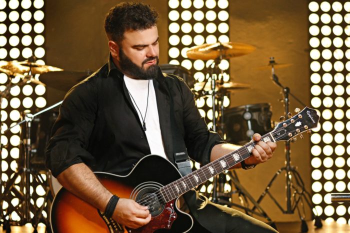 Ηλίας Καμπακάκης | Η νέα του επιτυχία «Με Ανάσα Κομμένη» μόλις κυκλοφόρησε!