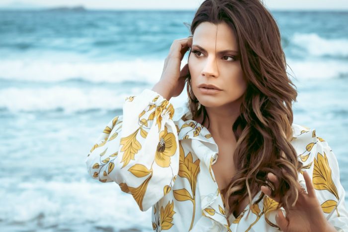 Βίκυ Καρνέζη | Ερμηνεύει Γιώργο Χατζηνάσιο!