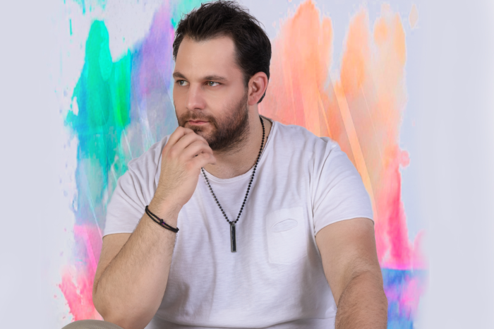 Θοδωρής Μεταξάς – «Χαμογέλα»: Μήνυμα αισιοδοξίας σε μουσική Λευτέρη Πανταζή