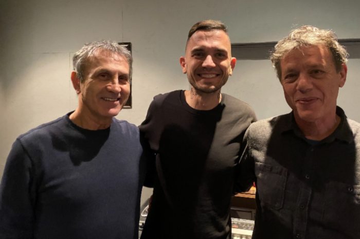 Ο Γιώργος Νταλάρας ερμηνεύει τη "Μάνα" σε στίχους & μουσική του Γιώργου Μυζάλη!