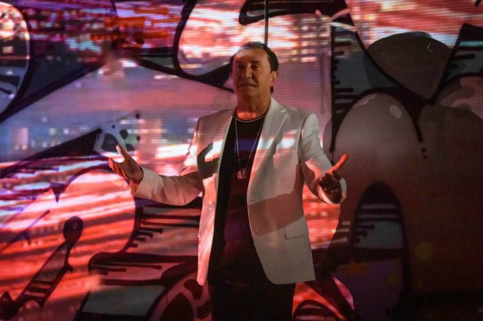 «Σε Λίγα Τετραγωνικά» | Το νέο -βιωματικό- τραγούδι του Λευτέρη Πανταζή!